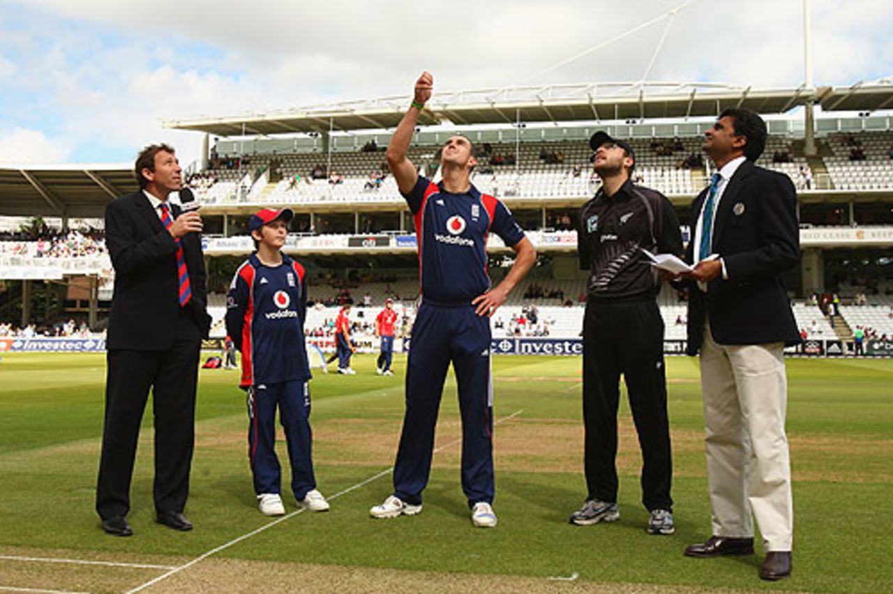 Kevin Pietersen flips his first toss as England captain, and wins, England v New Zealand, 5th ODI, Lord's, June 28, 2008