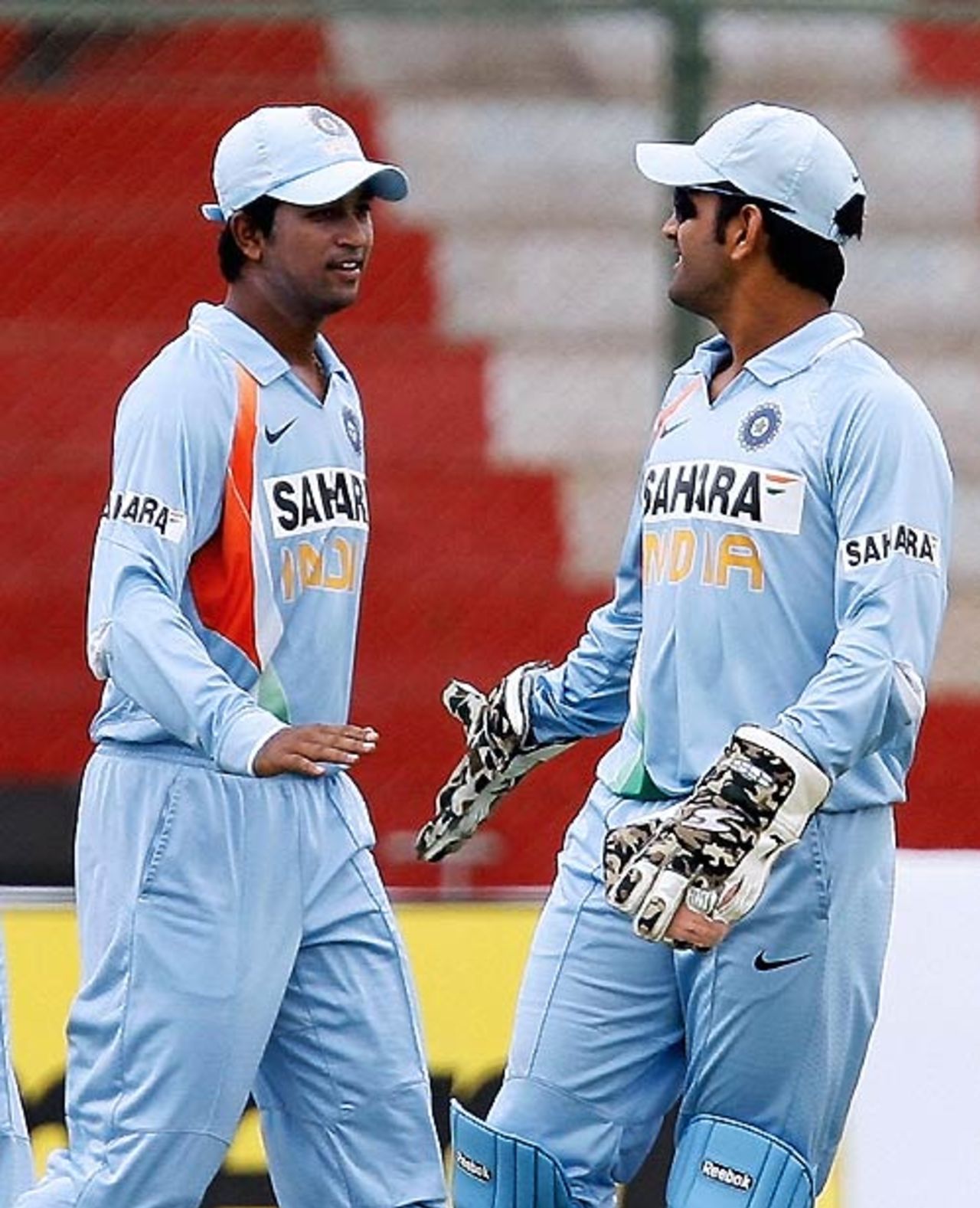 Mahendra Singh Dhoni applauds Pragyan Ojha for taking his first catch, Bangladesh v India, Super Four, Asia Cup, Karachi, June 28, 2008