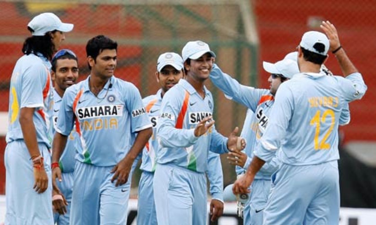 India celebrate the fall of Nazimuddin for 6, Bangladesh v India, Super Four, Asia Cup, Karachi, June 28, 2008