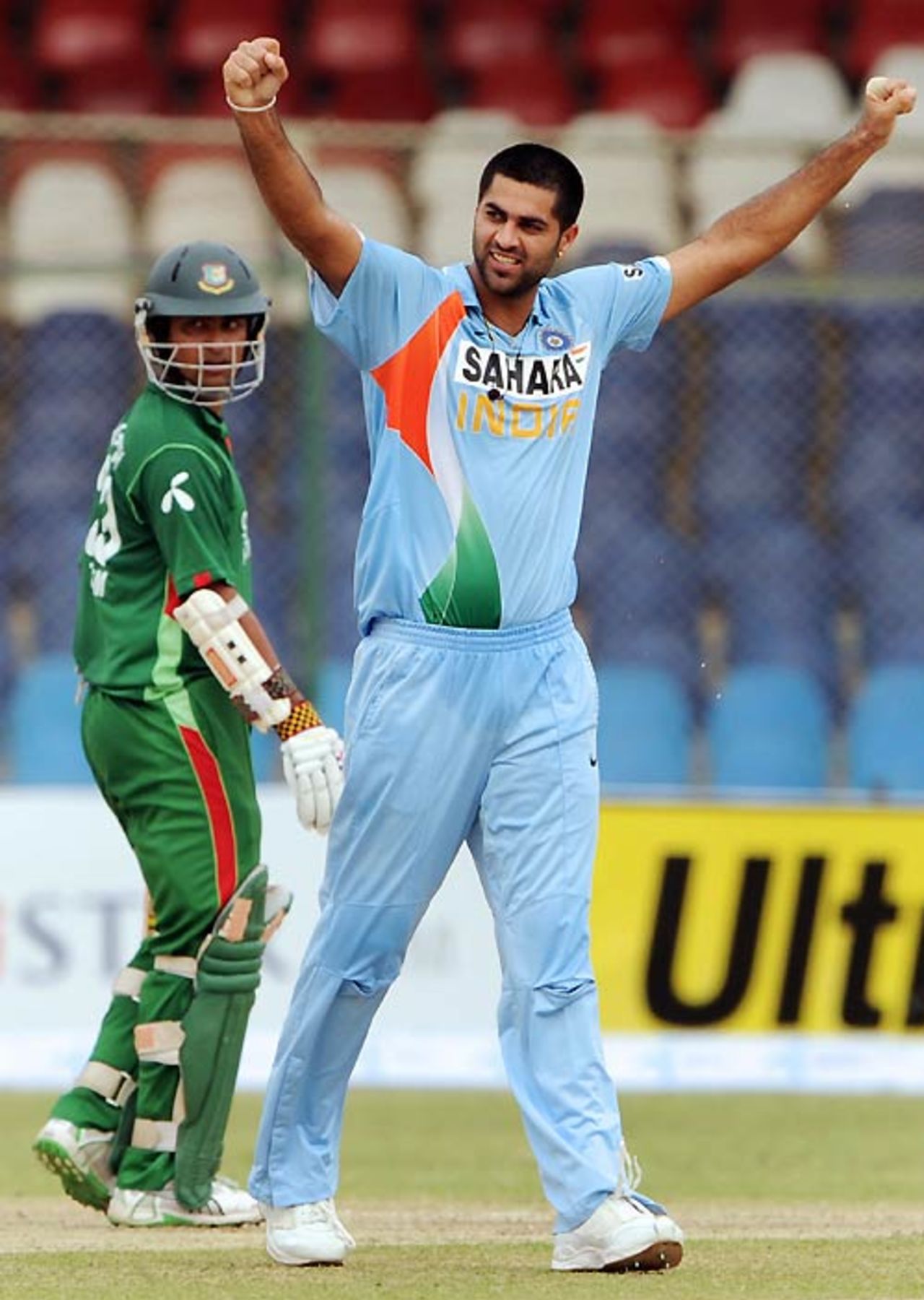 Manpreet Gony celebrates his first wicket in one-dayers, Bangladesh v India, Super Four, Asia Cup, Karachi, June 28, 2008