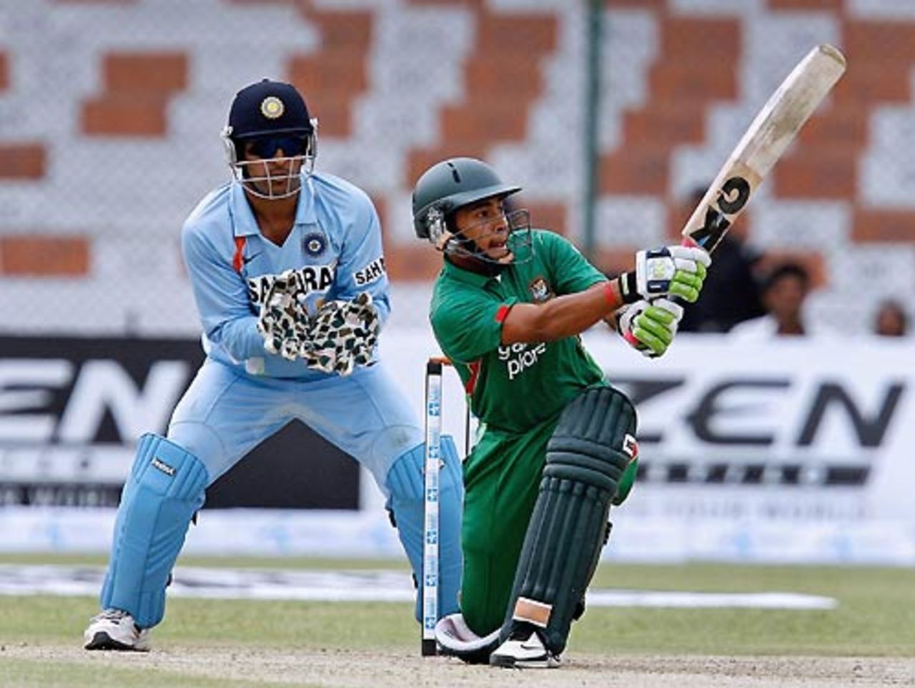 Mushfiqur Rahim takes the attack to the spinners, Bangladesh v India, Super Four, Asia Cup, Karachi, June 28, 2008 