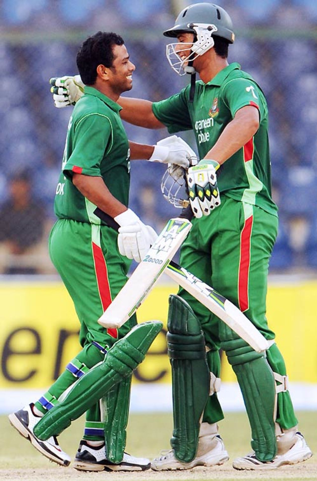 Mahmudullah congratulates Alok Kapali on reaching his maiden ODI ton, Bangladesh v India, Super Four, Asia Cup, Karachi, June 28, 2008 