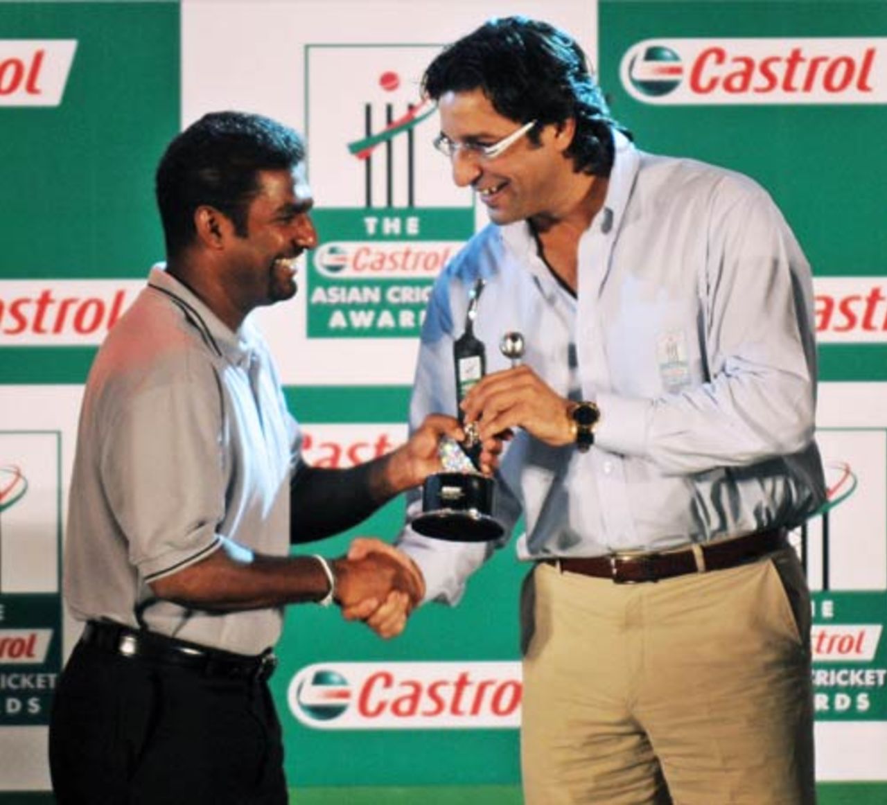 Muttiah Muralitharan accepts the best Asian Test bowler in 2007 award from Wasim Akram, Castrol Asian cricket awards, Karachi, June 27, 2008 