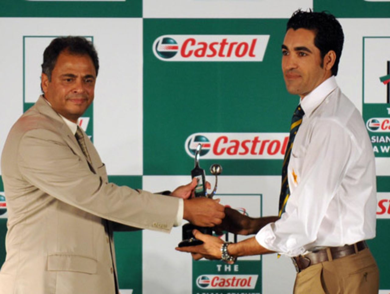 Umar Gul receives the award for best Twenty20 bowler of the year, Castrol Asian cricket awards, Karachi, June 27, 2008 
