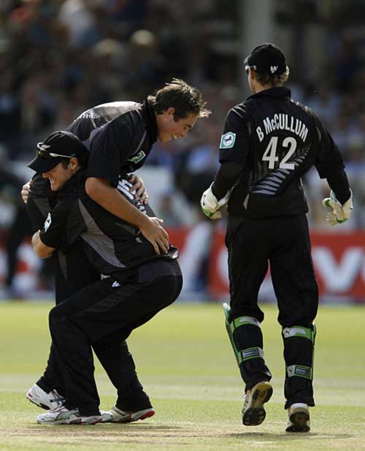 Kyle Mills gives Tim Southee a lift during New Zealand's celebrations, England v New Zealand, 5th ODI, Lord's, June 28, 2008
