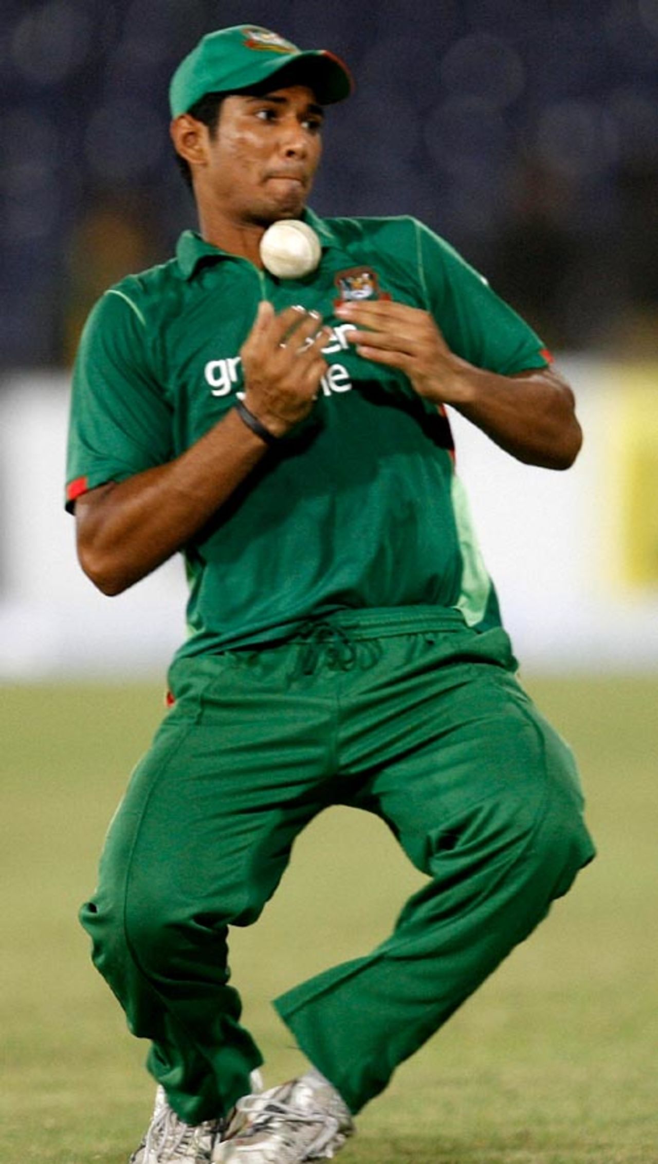 Slipping away: Mahmudullah fails to hold on to a catch, Bangladesh v India, Super Four, Asia Cup, Karachi, June 28, 2008 