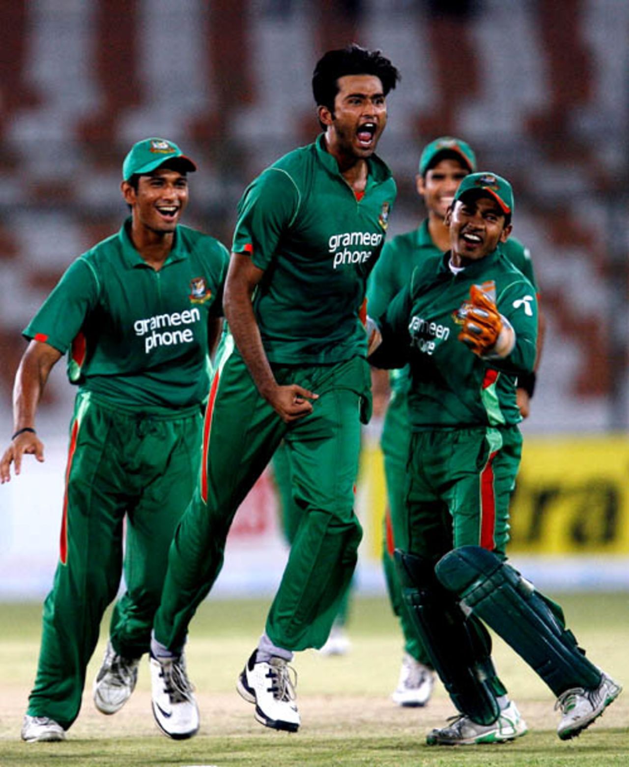 Shahadat Hossain is pumped up after picking two wickets, Bangladesh v India, Super Four, Asia Cup, Karachi, June 28, 2008 