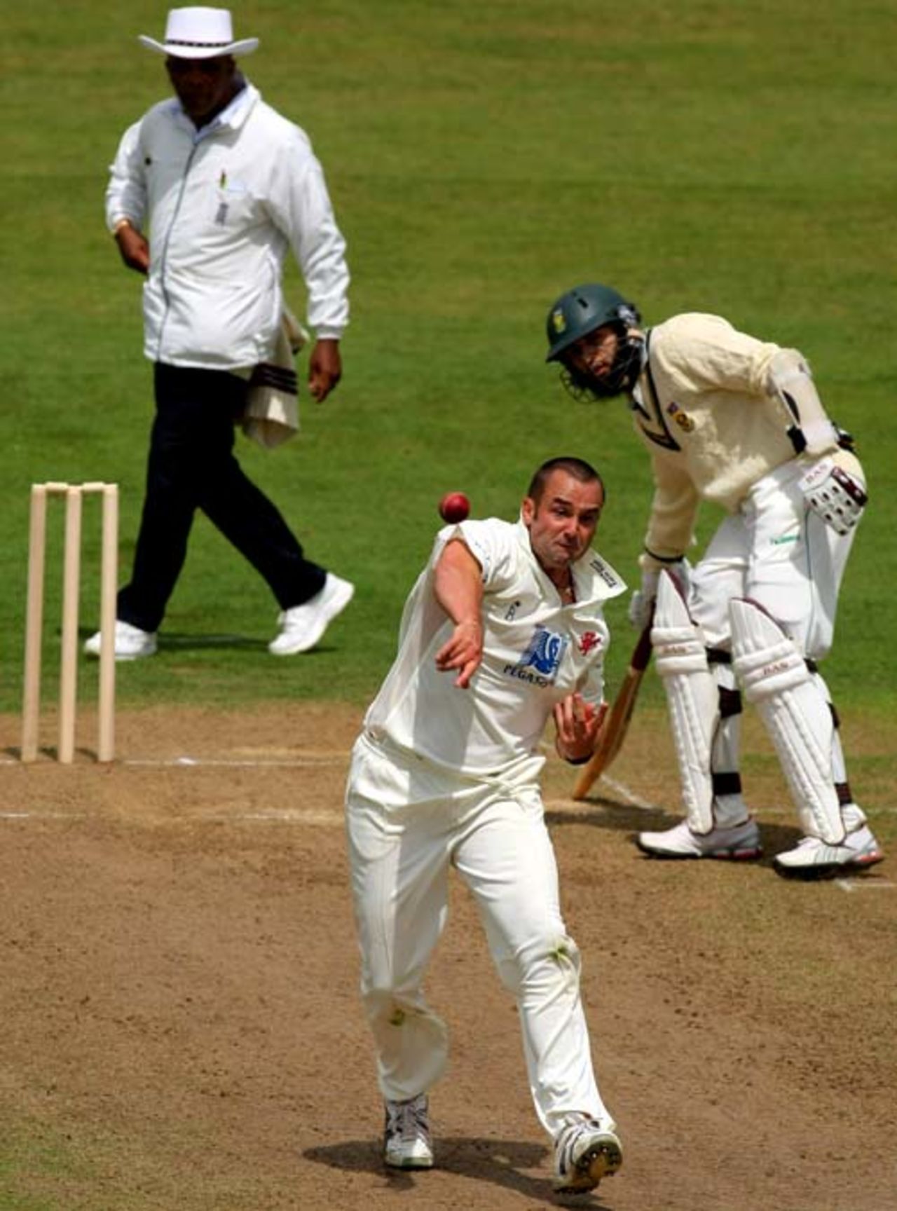 Steffan Jones takes a shy at the stumps, Somerset v South Africans, tour match, 1st day, Taunton, June 29, 2008