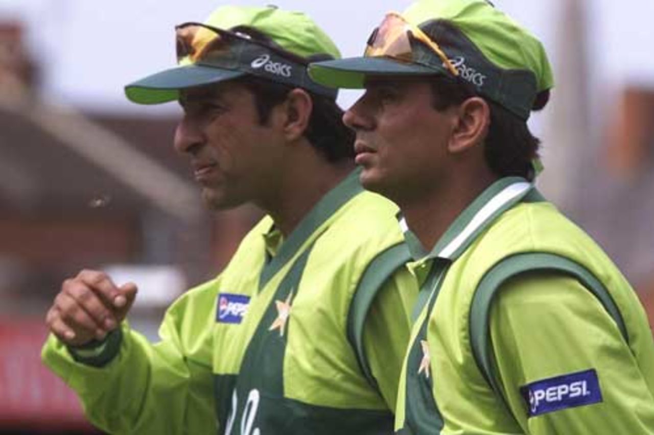 Wasim Akram leaves the field with Saqlain Mushtaq, Pakistan v Bangladesh, Northampton, World Cup 1999