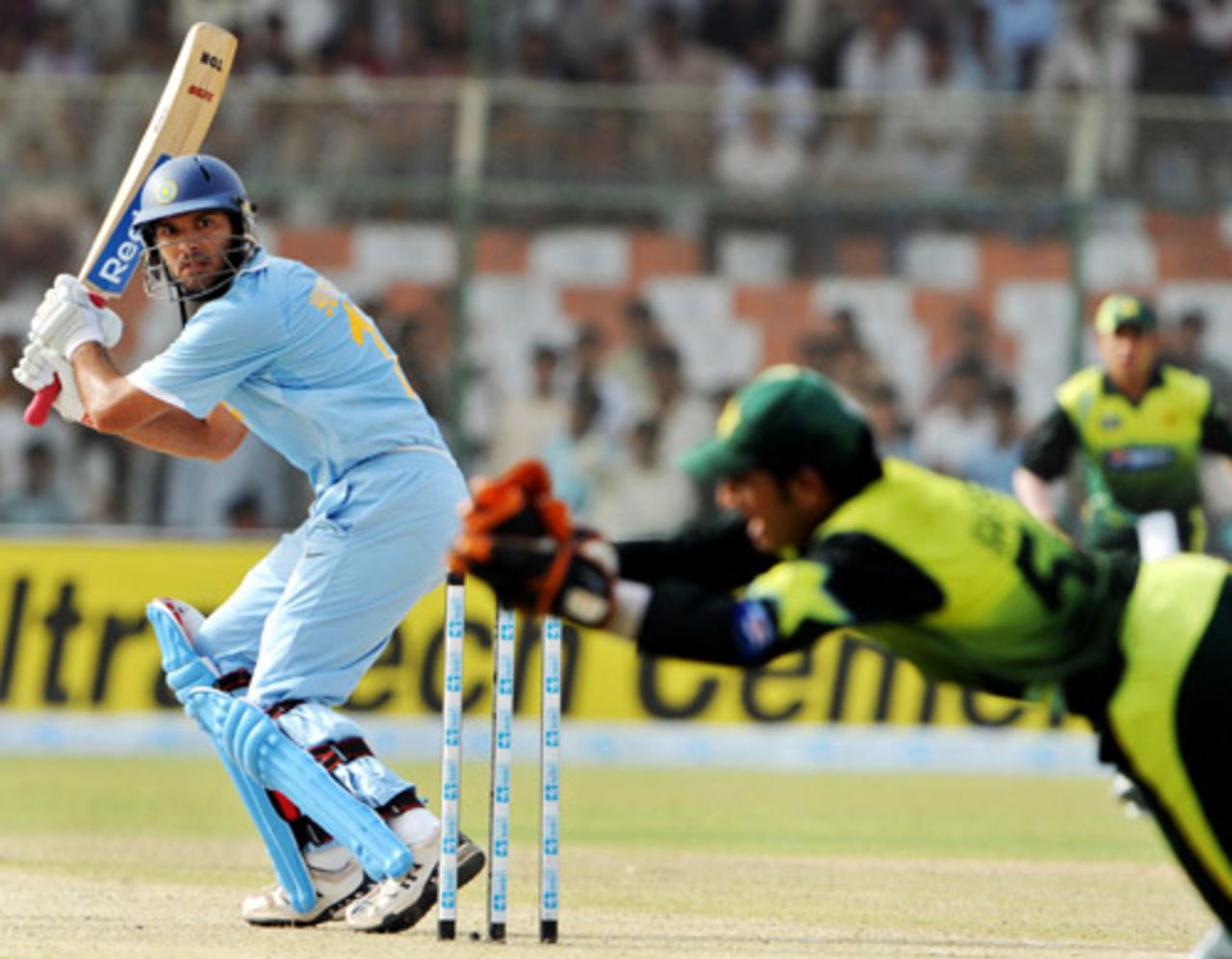 Sarfraz Ahmed takes the catch to dismiss Yuvraj Singh, Pakistan v India, Super Four, Asia Cup, Karachi, July 2, 2008