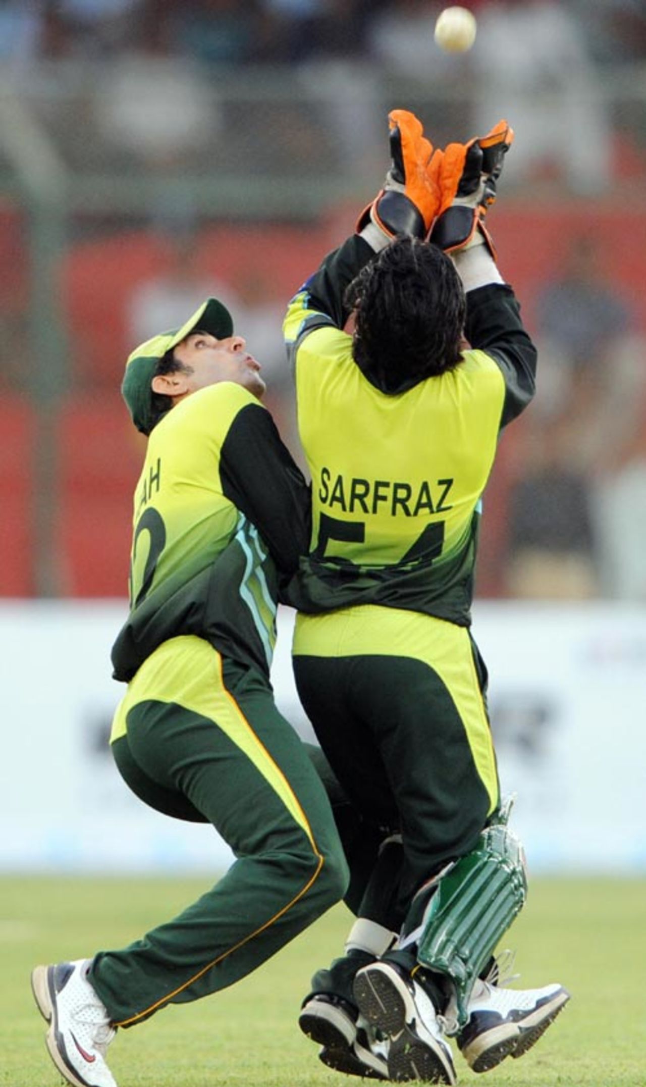 Misbah-u-Haq and Sarfraz Ahmed collide as they go for a catch, Pakistan v India, Super Four, Asia Cup, Karachi, July 2, 2008