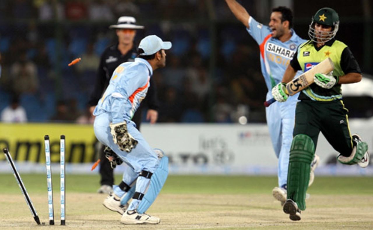 Irfan Pathan rejoices after Mahendra Singh Dhoni ran out Salman Butt, Pakistan v India, Super Four, Asia Cup, Karachi, July 2, 2008