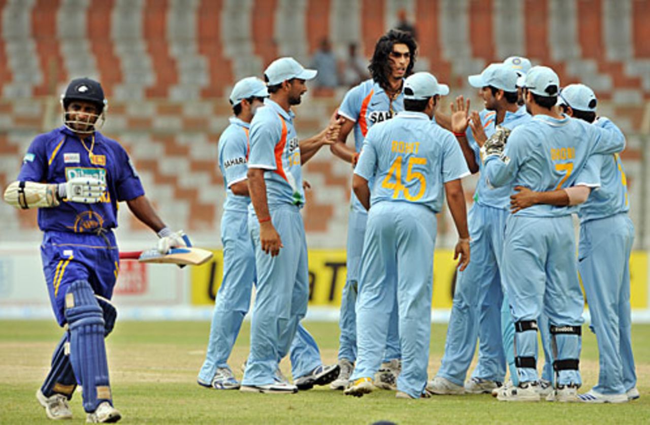Team-mates congratulate Ishant Sharma for having Sanath Jayasuriya caught behind for 43, India v Sri Lanka, Super Four, Asia Cup, Karachi, July 3, 2008