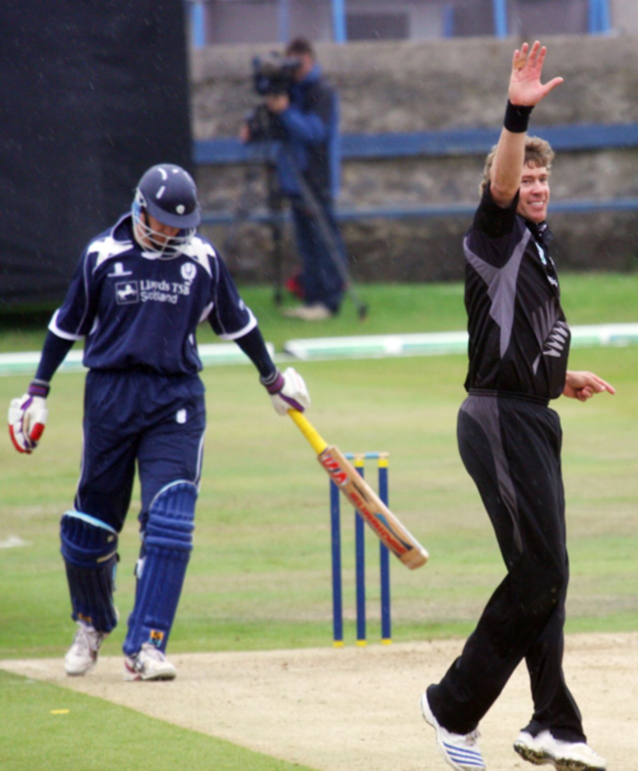Jacob Oram has Colin Smith caught behind, Scotland v New Zealand, Tri-series, Aberdeen, July 3, 2008