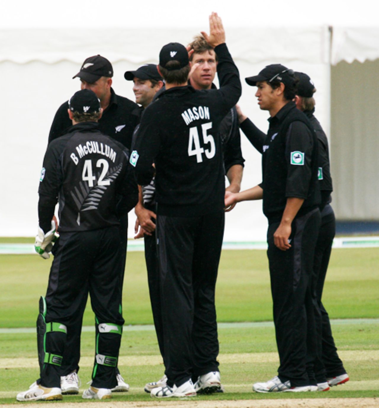 Jacob Oram and his team-mates celebrate a wicket, Scotland v New Zealand, Tri-series, Aberdeen, July 3, 2008