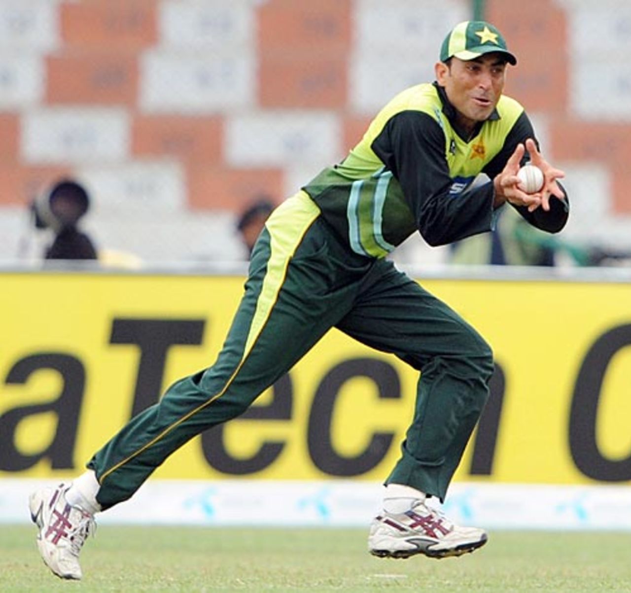 Younis Khan catches Tamim Iqbal, Pakistan v Bangladesh, Super Four, Asia Cup, Karachi, July 4, 2008