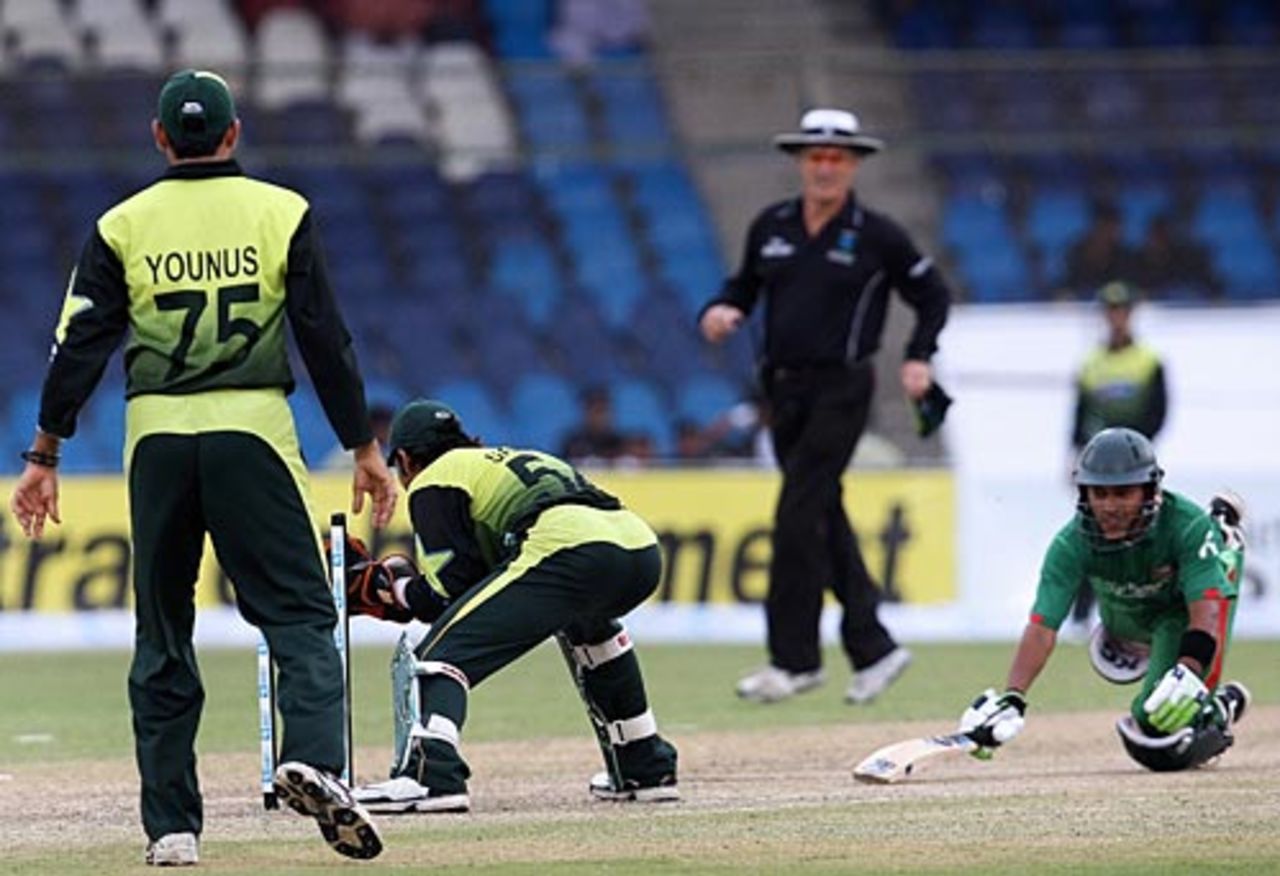 Mushfiqur Rahim is run out, Pakistan v Bangladesh, Super Four, Asia Cup, Karachi, July 4, 2008