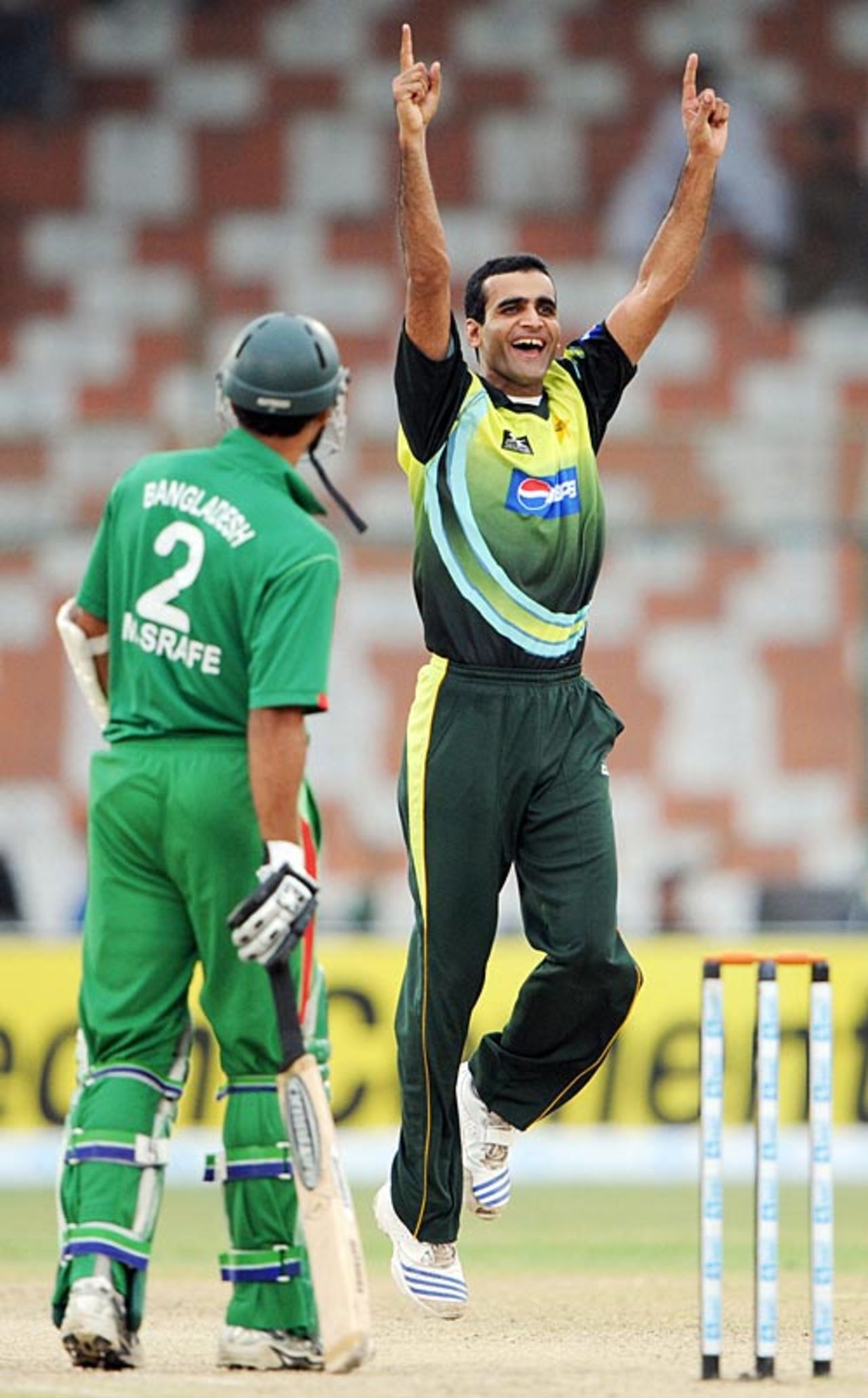 Iftikhar Anjum trapped Mashrafe Mortaza lbw for 1, Pakistan v Bangladesh, Super Four, Asia Cup, Karachi, July 4, 2008