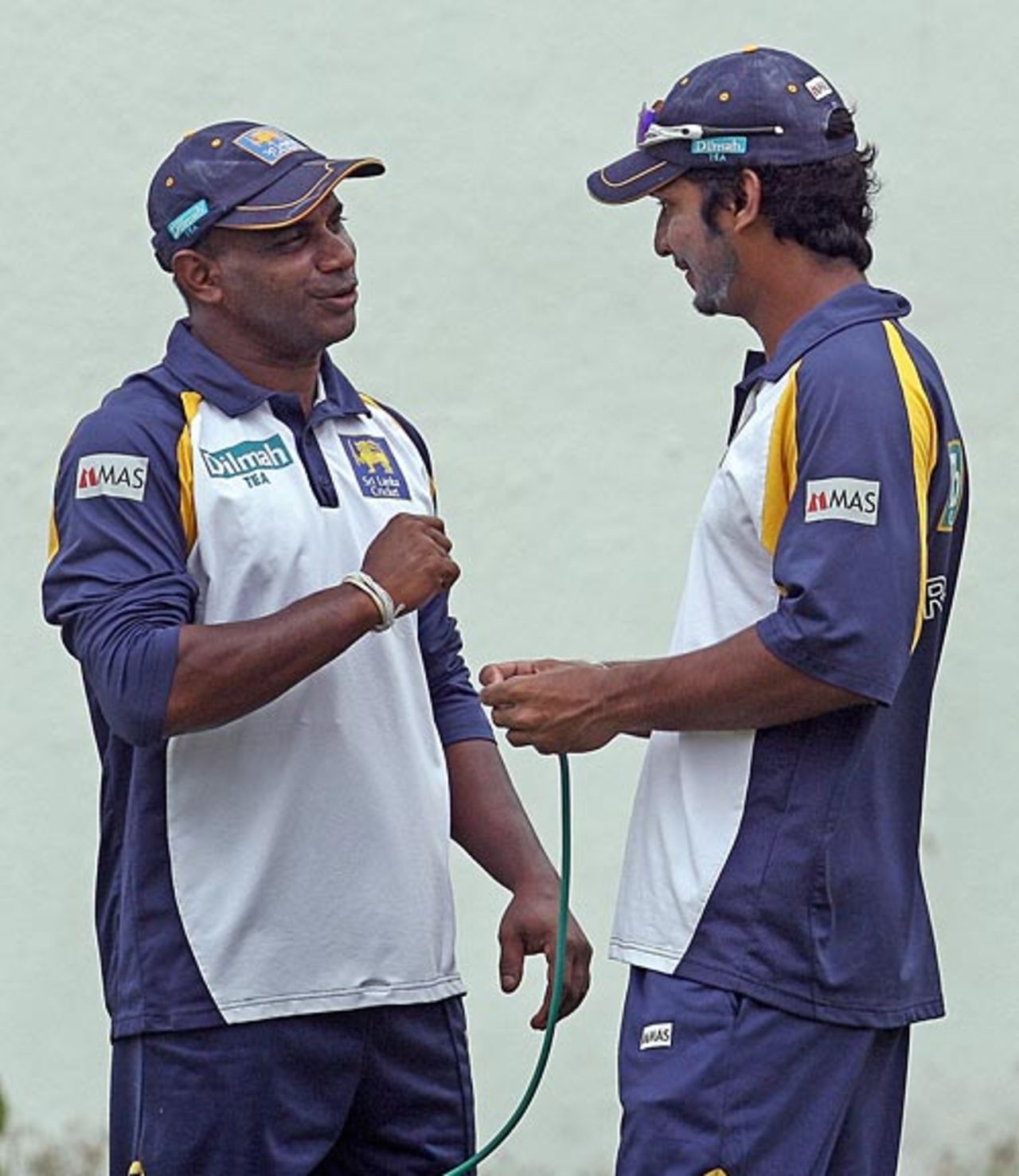 Sanath Jayasuriya talks to Kumar Sangakkara on the eve of the Asia Cup final against India, Karachi, July 5, 2008