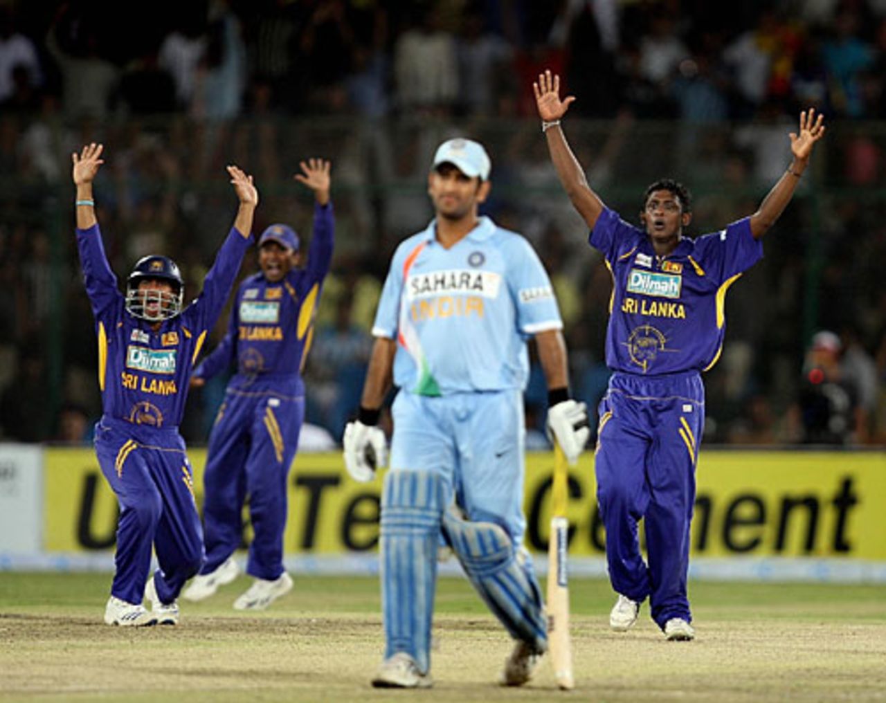 Mahendra Singh Dhoni held on as wickets tumbled at the other end, India v Sri Lanka, Asia Cup final, Karachi, July 6, 2008