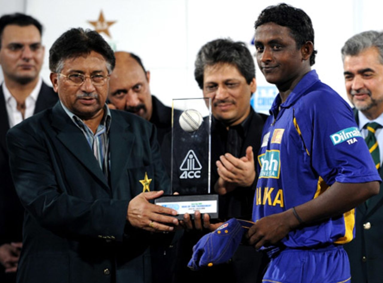 Ajantha Mendis receives the Man-of-the-Series award from Pakistan President Pervez Musharraf, India v Sri Lanka, Asia Cup final, Karachi, July 6, 2008