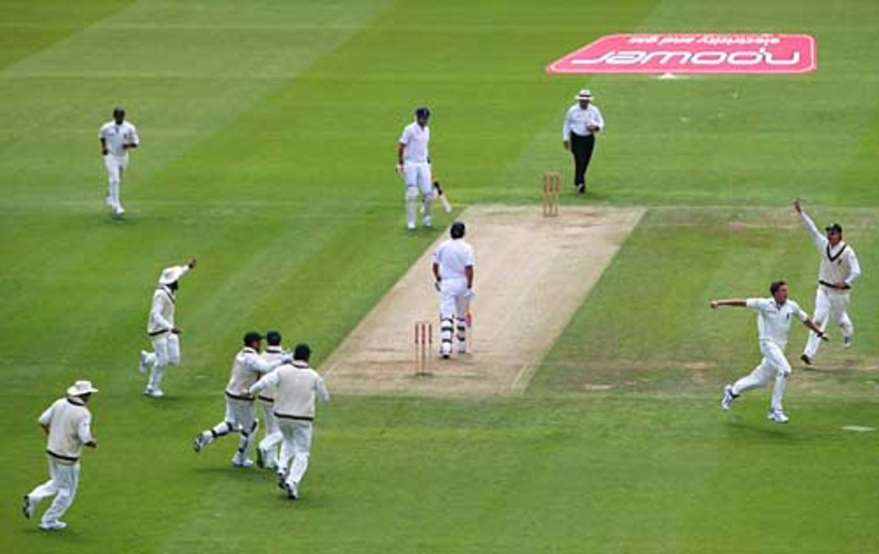 South Africa celebrate removing Alastair Cook for 60, England v South Africa, 1st Test, Lord's, 1st day, July 10, 2008