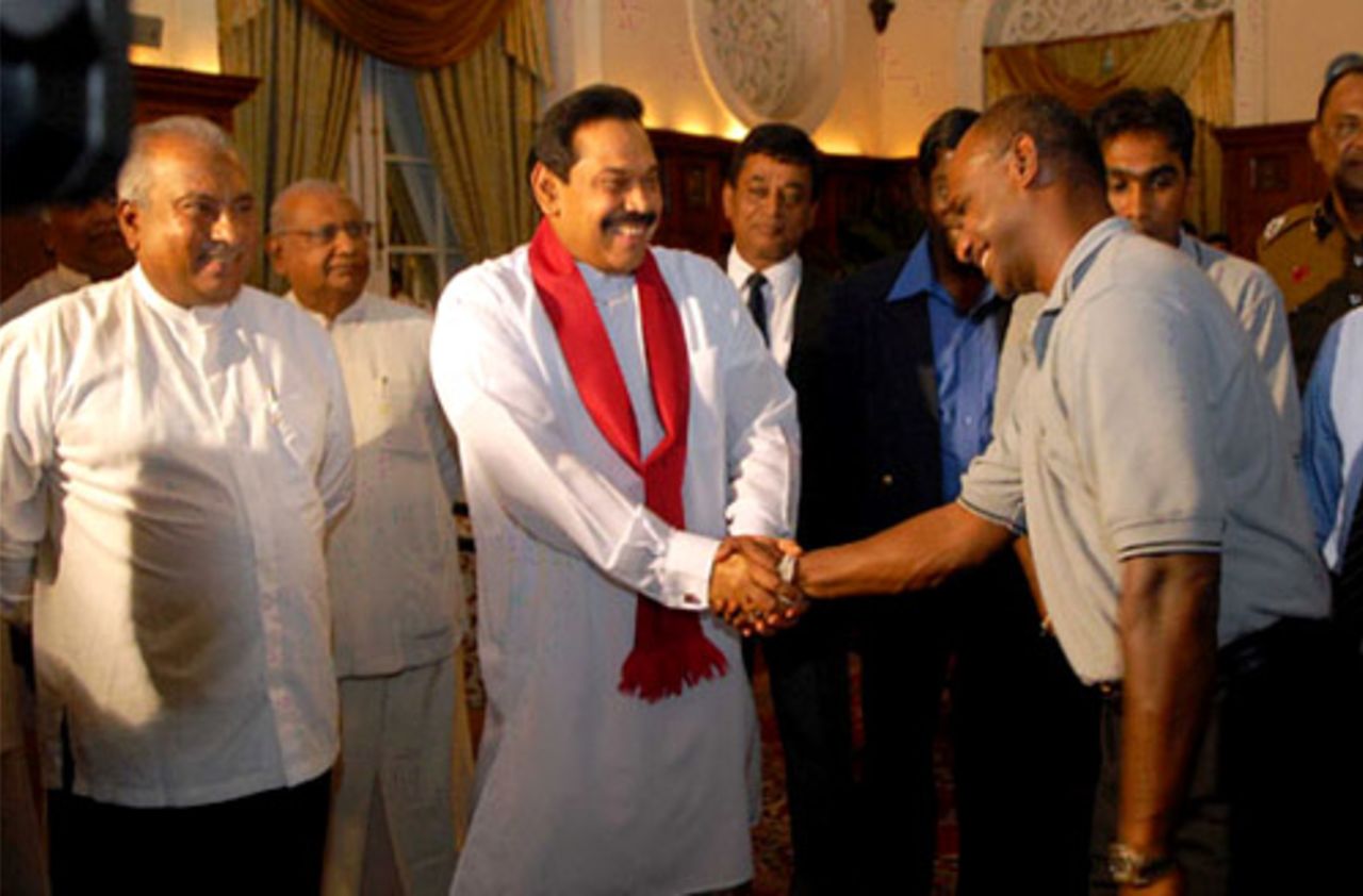 Sanath Jayasuriya is greeted by Sri Lankan president Mahinda Rajapakse as sports minister Gamini Lokuge looks on, Colombo, July 9, 2008