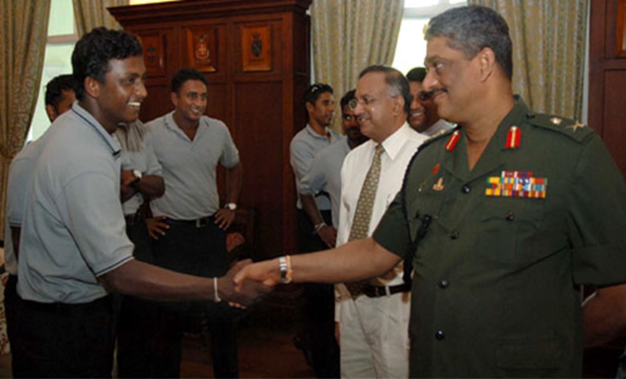 Ajantha Mendis shakes hands with Lieutenant General Sarath Fonseka, Sri Lanka's army commander, Colombo, July 9, 2008