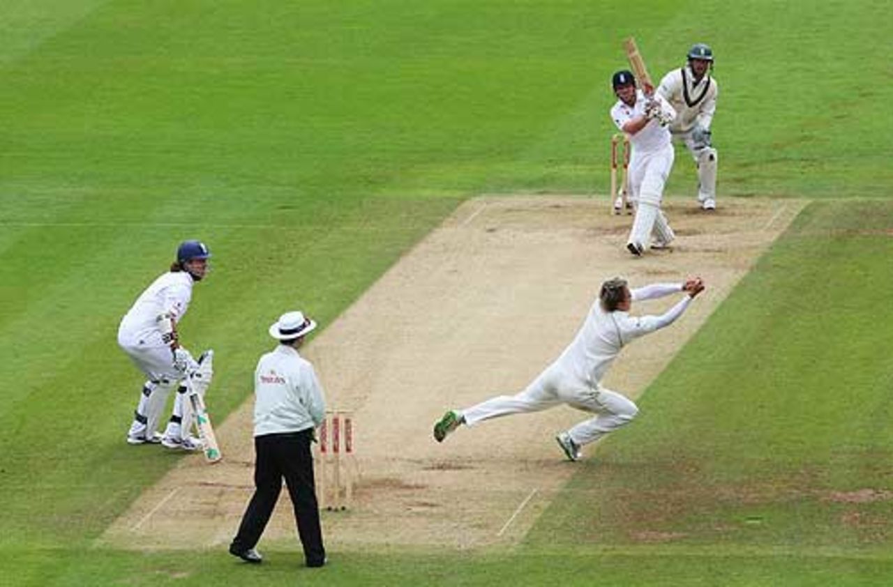 Paul Harris takes a smart catch to get Ian Bell on 199, 1st Test, Lord's, 2nd day, July 11, 2008