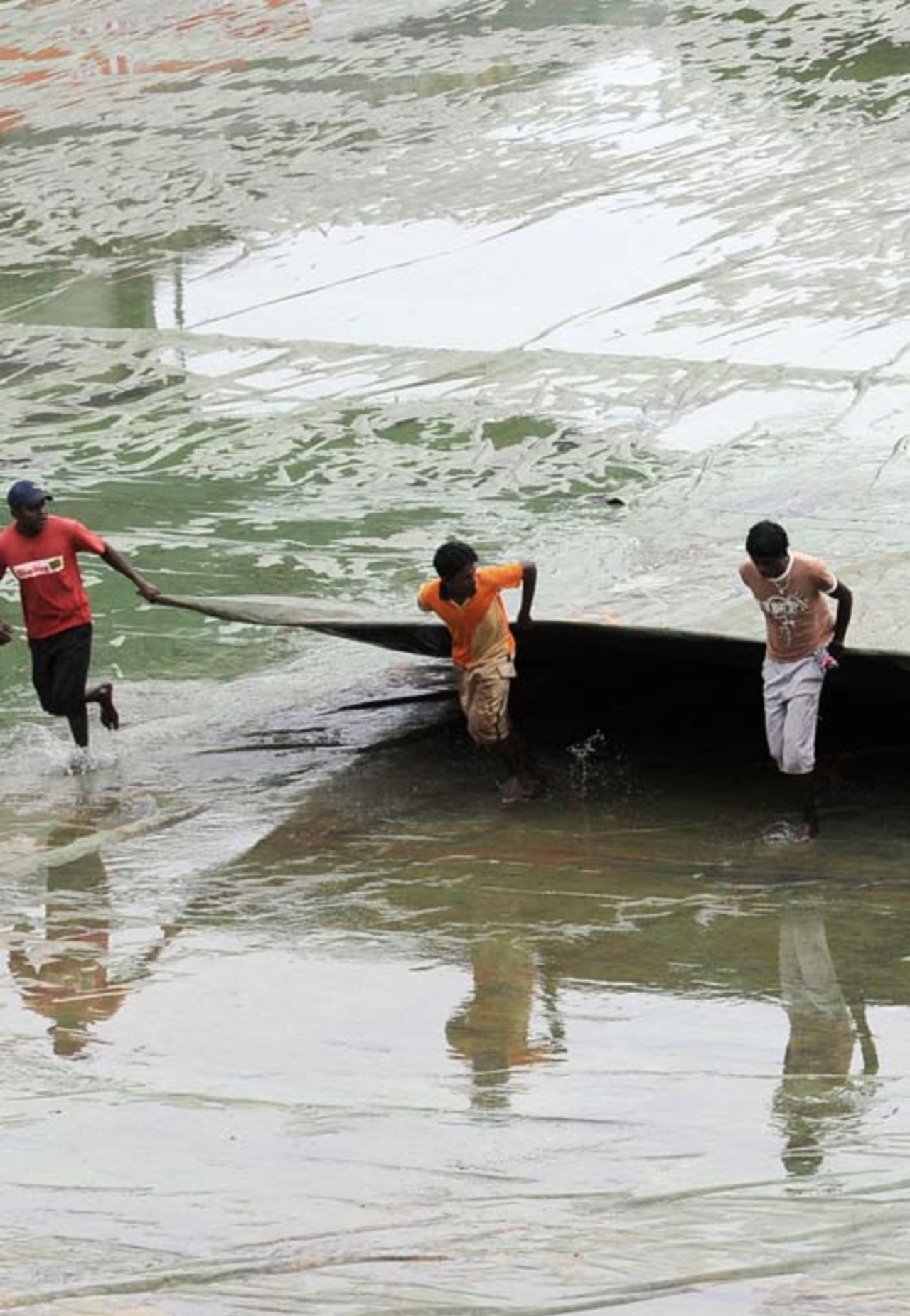 The ground staff struggled to keep the pitch and outfield dry, Sri Lanka v India, 1st Test, SSC, Colombo, 1st day, July 23, 2008