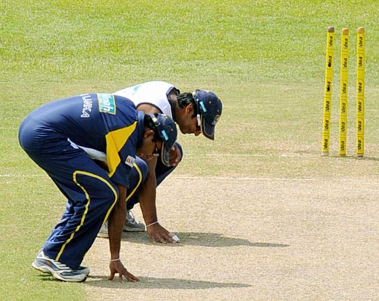 Mahela Jayawardene and Kumar Sangakkara inspect the pitch, Sri Lanka v India, 1st Test, SSC, Colombo, 1st day, July 23, 2008