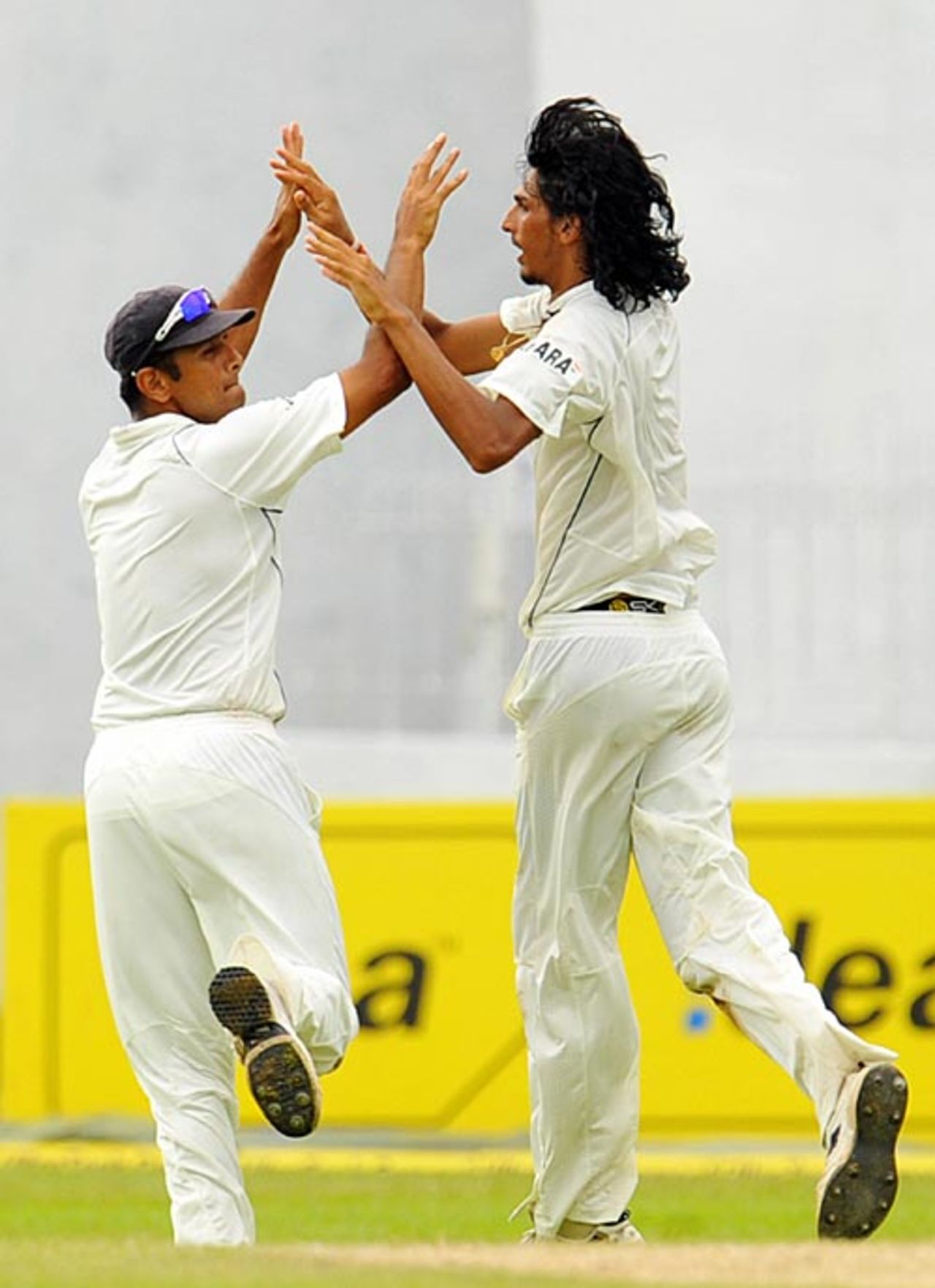 Rahul Dravid and Ishant Sharma celebrate Mahela Jayawardene's dismissal, Sri Lanka v India, 1st Test, SSC, Colombo, 2nd day, July 24, 2008
