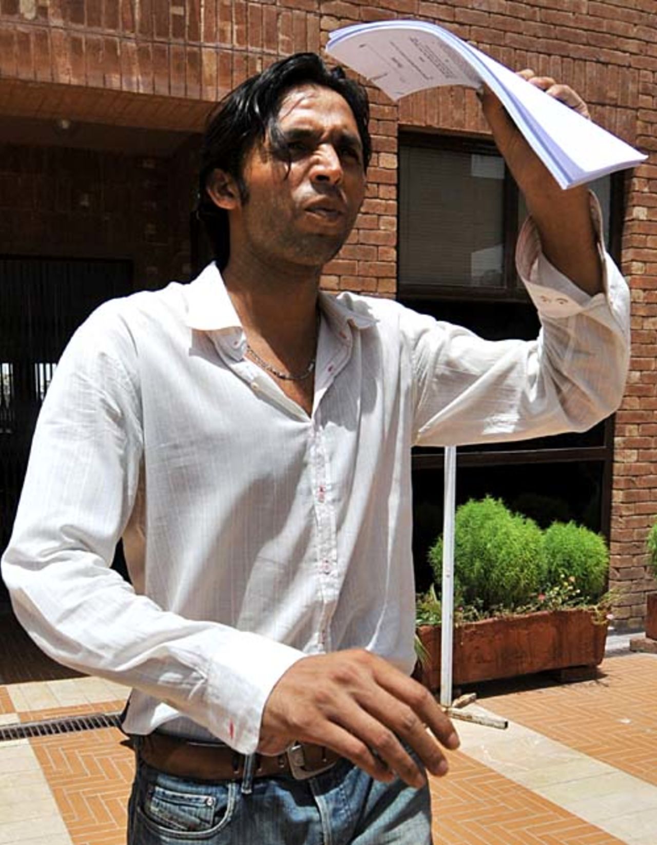 Mohammad Asif arrives for a hearing conducted by the fact-finding committee set up to investigate his Dubai detention, Lahore, July 25, 2008