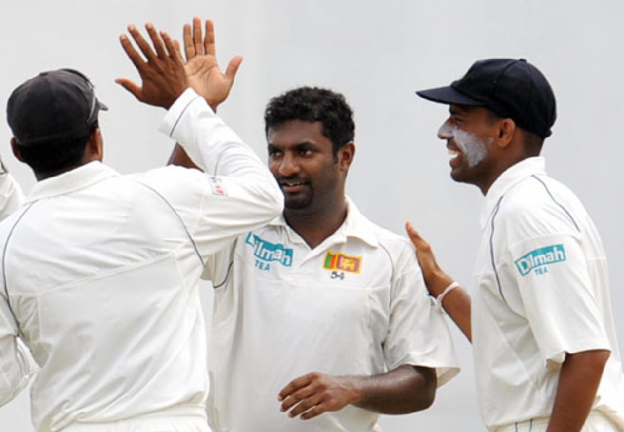 Muttiah Muralitharan is congratulated by his team-mates after completing his 64th Test five-wicket haul, Sri Lanka v India, 1st Test, SSC, Colombo, 4th day, July 26, 2008