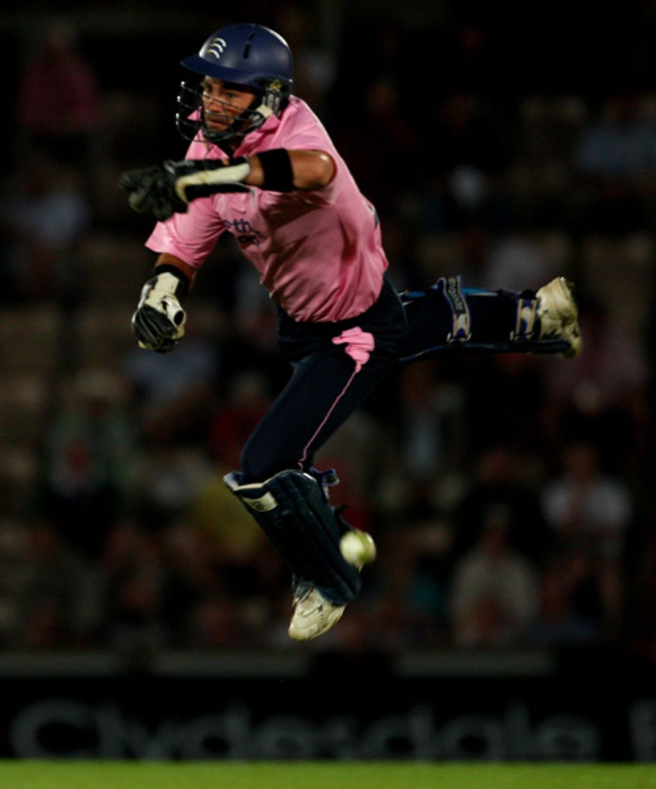 Ben Scott tries in vain to stop an overthrow, Kent v Middlesex, Twenty20 Cup final, The Rose Bowl, July 26, 2008