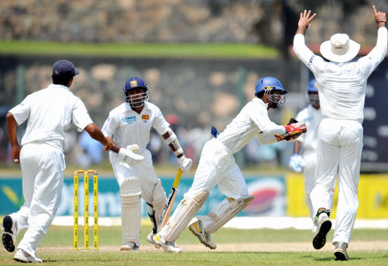 Mahela Jayawardene is caught by Dinesh Karthik, Sri Lanka v India, 2nd Test, Galle, 3rd day, August 2, 2008