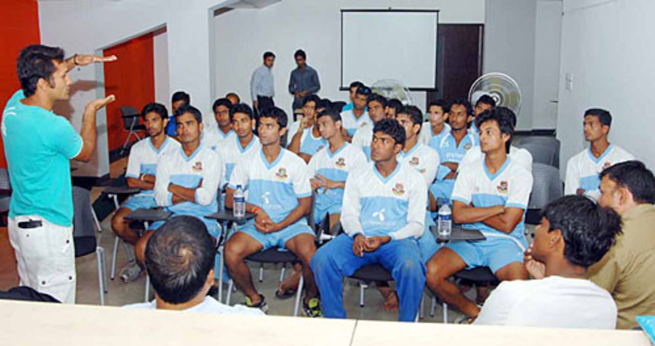 Khaled Masud holds a discussion with Bangladesh's Academy players, Mirpur, August 2, 2008