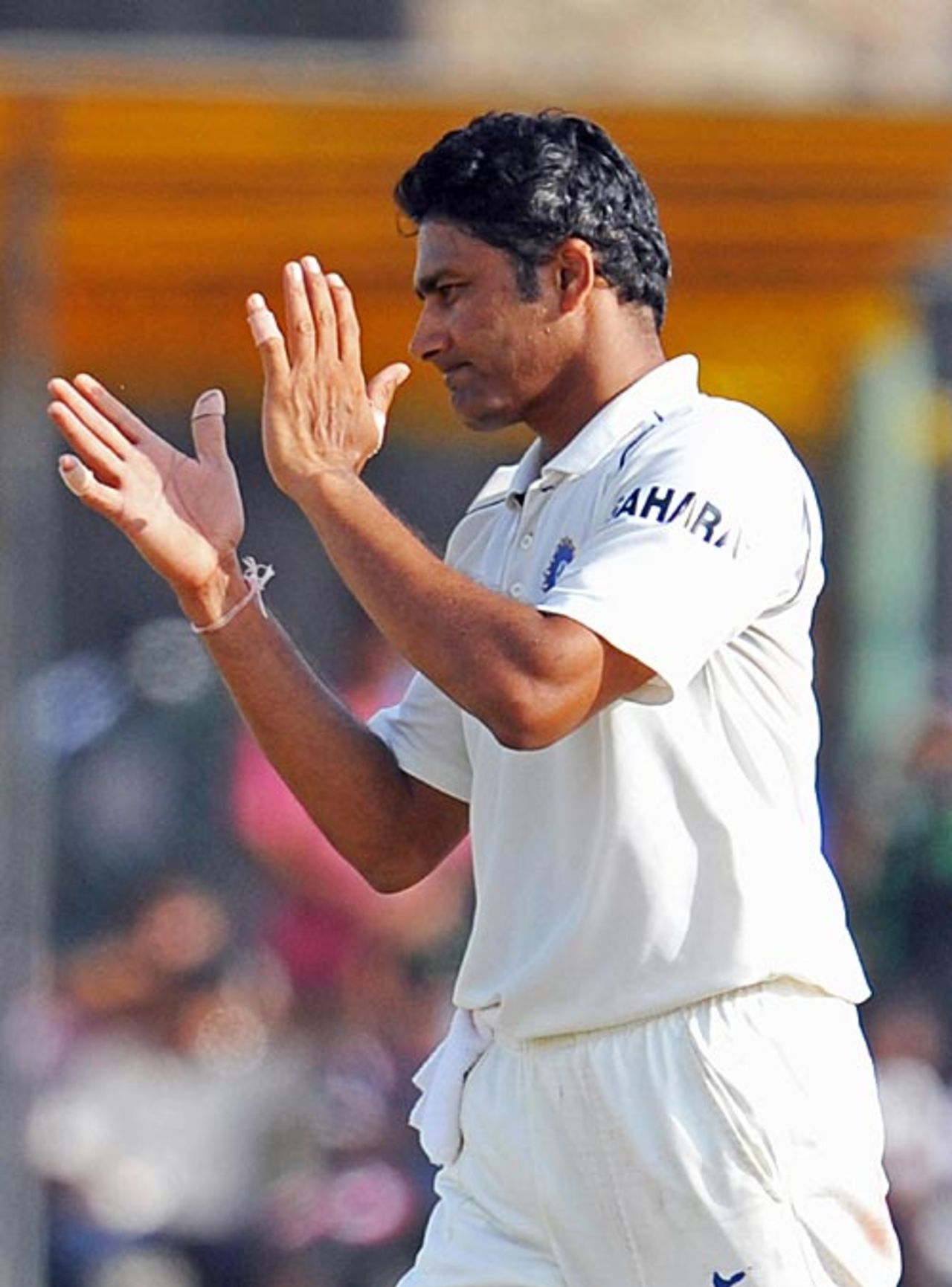 Anil Kumble applauds the team effort, Sri Lanka v India, 2nd Test, Galle, 4th day, August 3, 2008