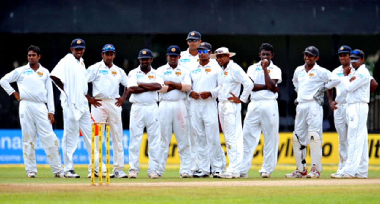 Sri Lanka await a decision after Mahela Jayawardene asked for a review, Sri Lanka v India, 3rd Test, PSS, Colombo, 1st day, August 8, 2008