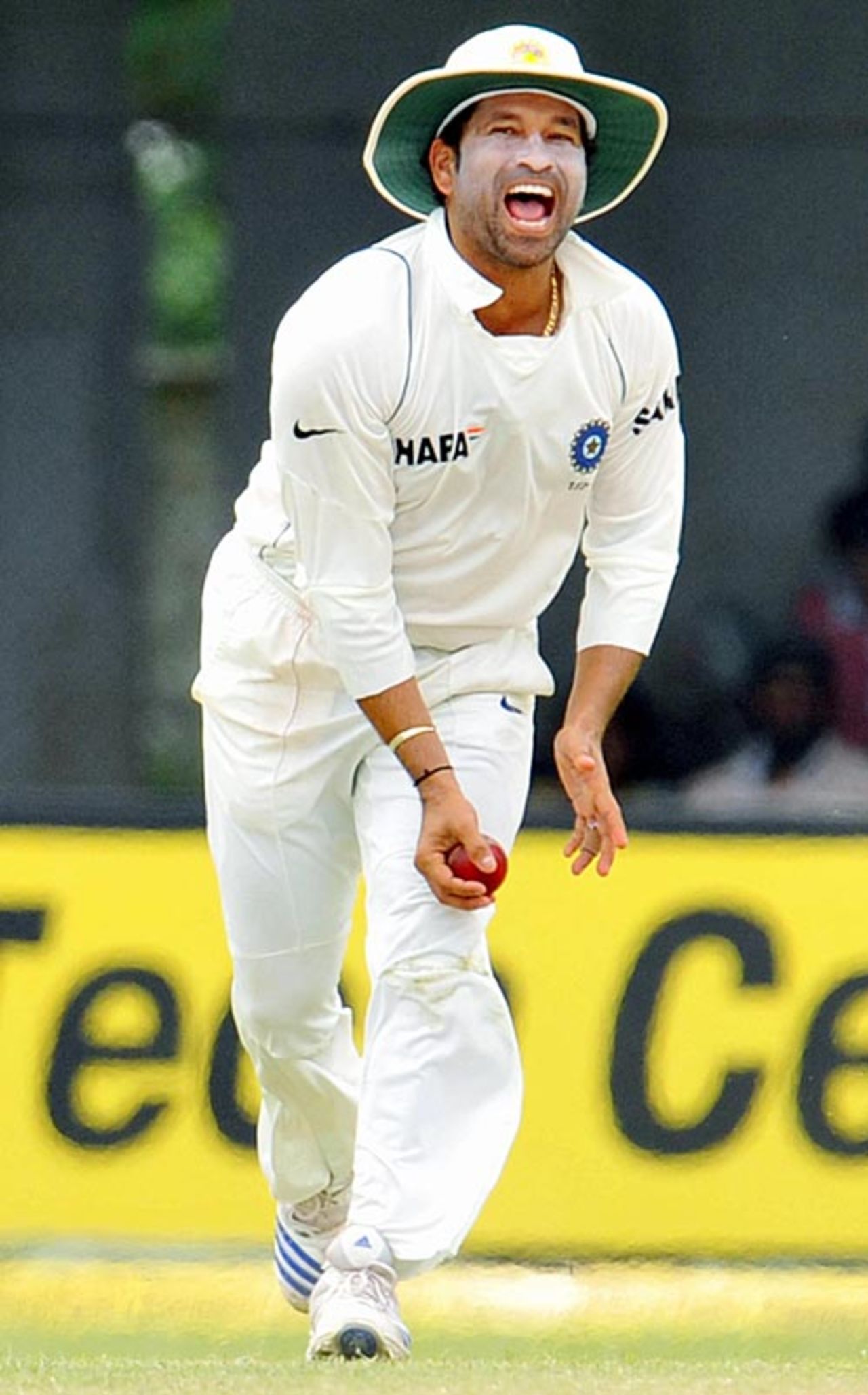 Sachin Tendulkar thought he caught Chaminda Vaas but the batsman was given not out after a review, Sri Lanka v India, 3rd Test, PSS, Colombo, 2nd day, August 9, 2008