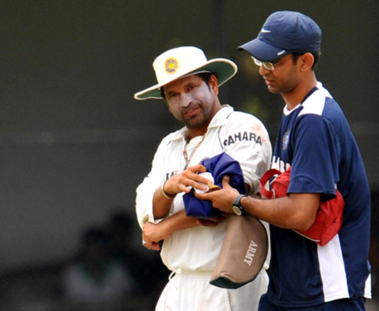 Sachin Tendulkar went off the field after injuring his elbow, Sri Lanka v India, 3rd Test, PSS, Colombo, 2nd day, August 9, 2008
