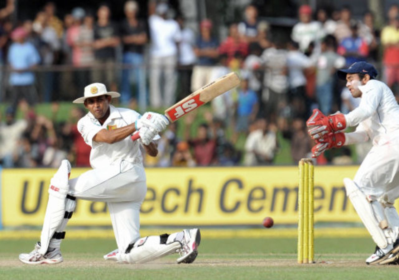 Tillakaratne Dilshan sweeps during his 25, Sri Lanka v India, 3rd Test, PSS, Colombo, 2nd day, August 9, 2008