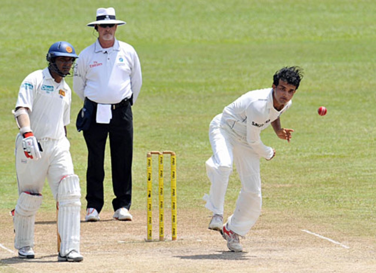 Sourav Ganguly chipped in with three overs, Sri Lanka v India, 3rd Test, PSS, Colombo, 3rd day, August 10, 2008