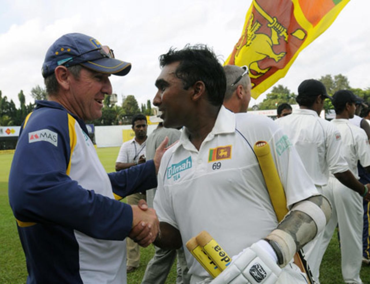 Sri Lanka's coach Trevor Bayliss congratulates Mahela Jayawardene on the series triumph, Sri Lanka v India, 3rd Test, PSS, Colombo, 4th day, August 11, 2008