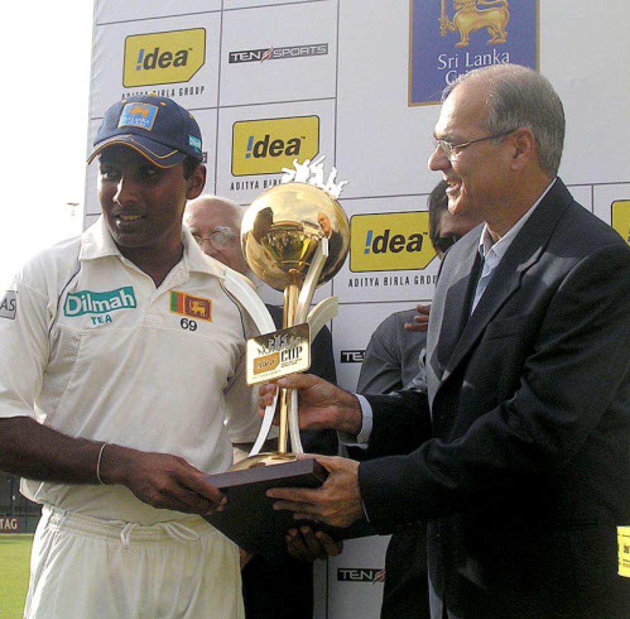 Mahela Jayawardene receives the series trophy, Sri Lanka v India, 3rd Test, PSS, Colombo, 4th day, August 11, 2008