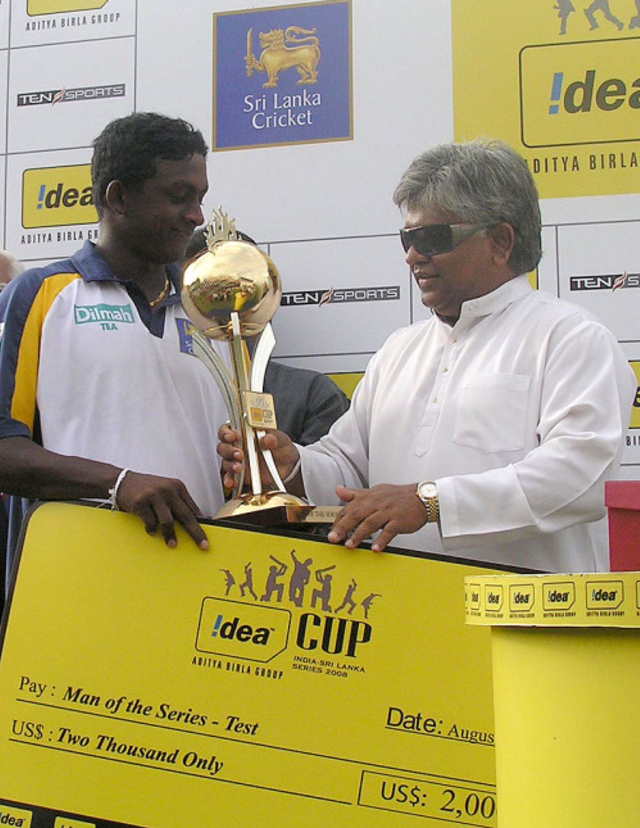 Ajantha Mendis receives the Man-of-the-Series award from Arjuna Ranatunga, Sri Lanka v India, 3rd Test, PSS, Colombo, 4th day, August 11, 2008