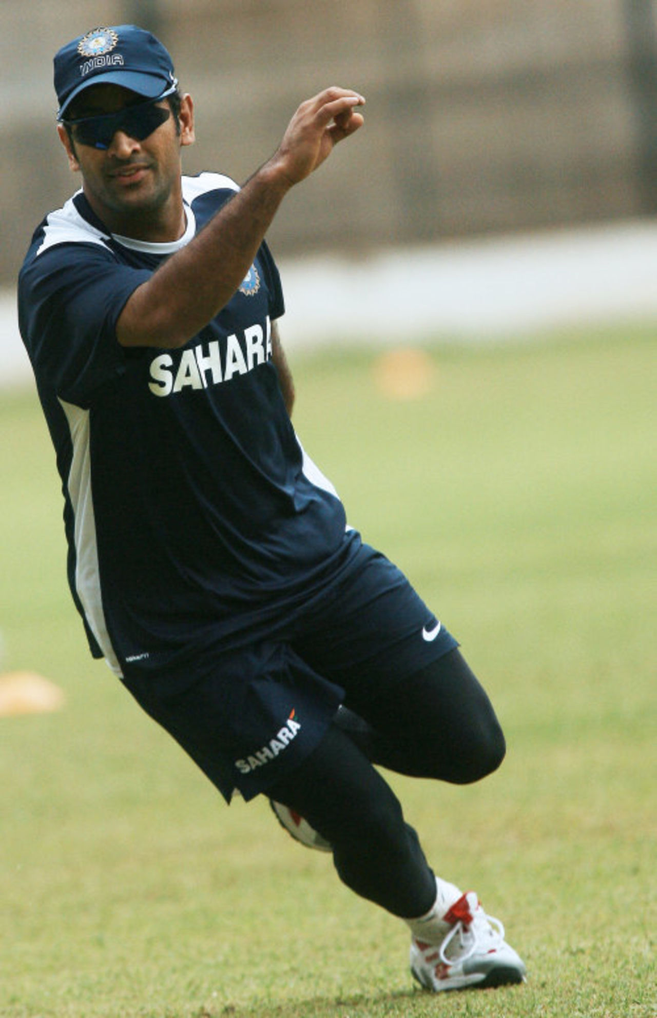 Mahendra Singh Dhoni takes part in a fielding drill, Bangalore, August 12, 2008 