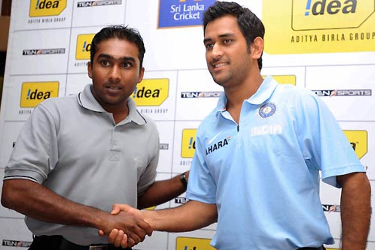Mahela Jayawardene and Mahendra Singh Dhoni shake hands at a press conference, Colombo, August 13, 2008