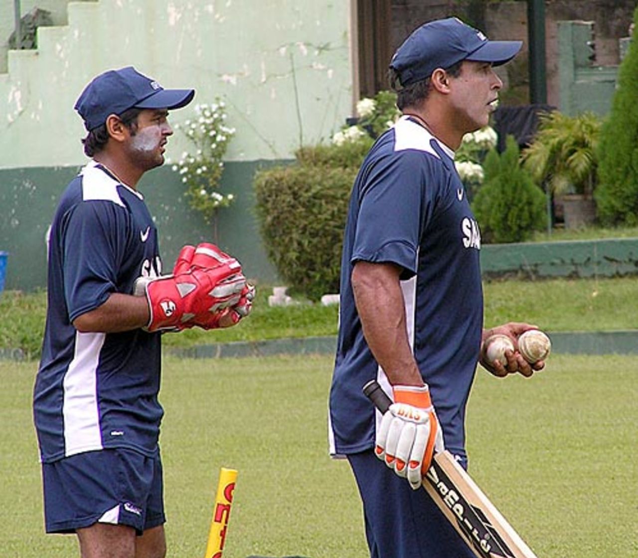 Robin Singh issues instructions as Parthiv Patel looks on, Colombo, August 14, 2008