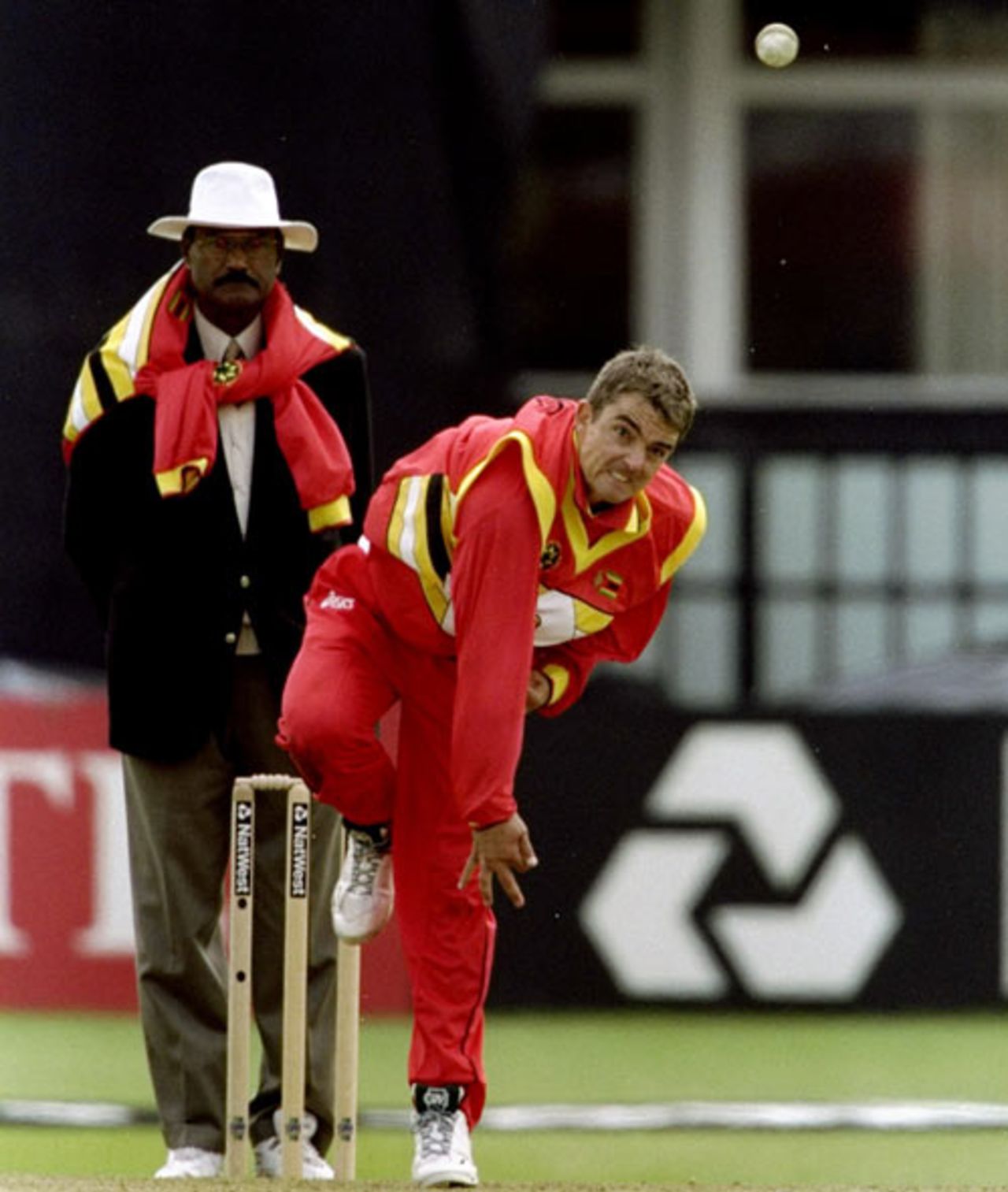Paul Strang tosses up a delivery, Kenya v Zimbabwe, World Cup, Group A, Taunton, May 15, 1999